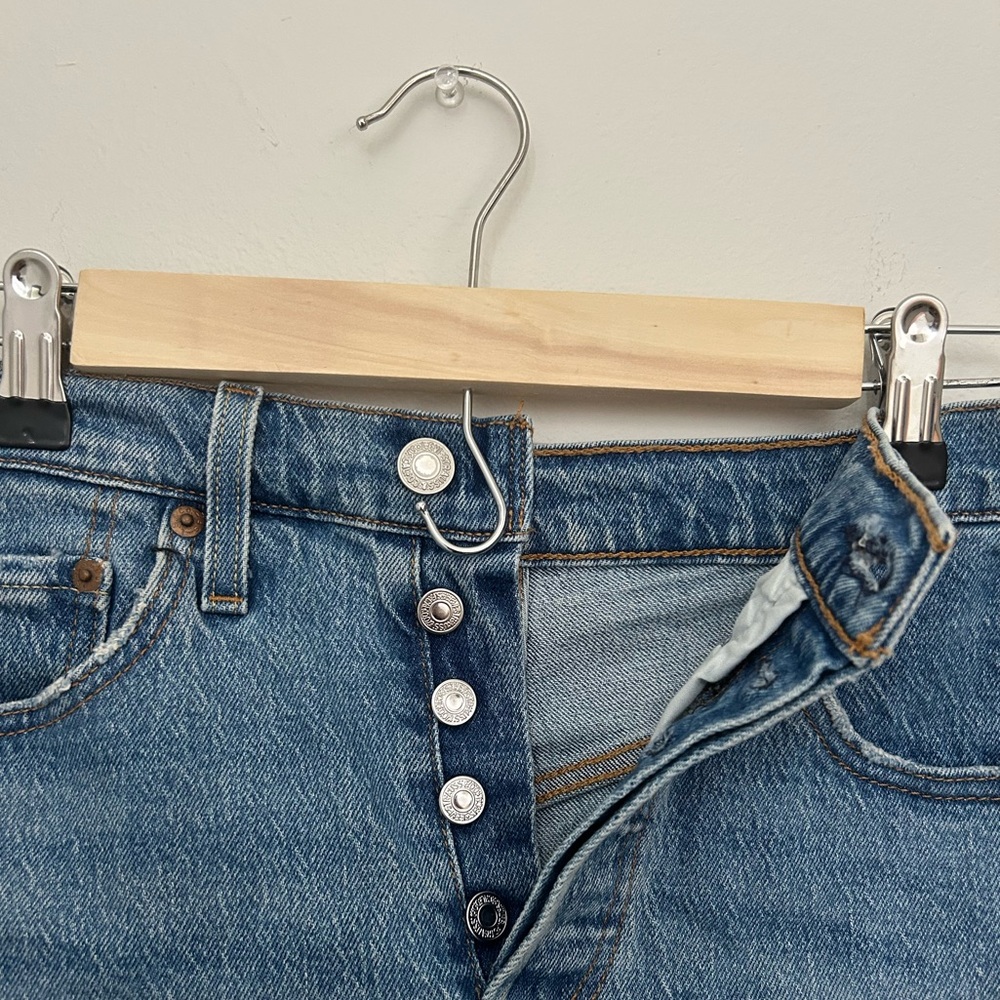 LEVI 501 MEDIUM WASH DENIM SHORTS - Picture 3 of 4